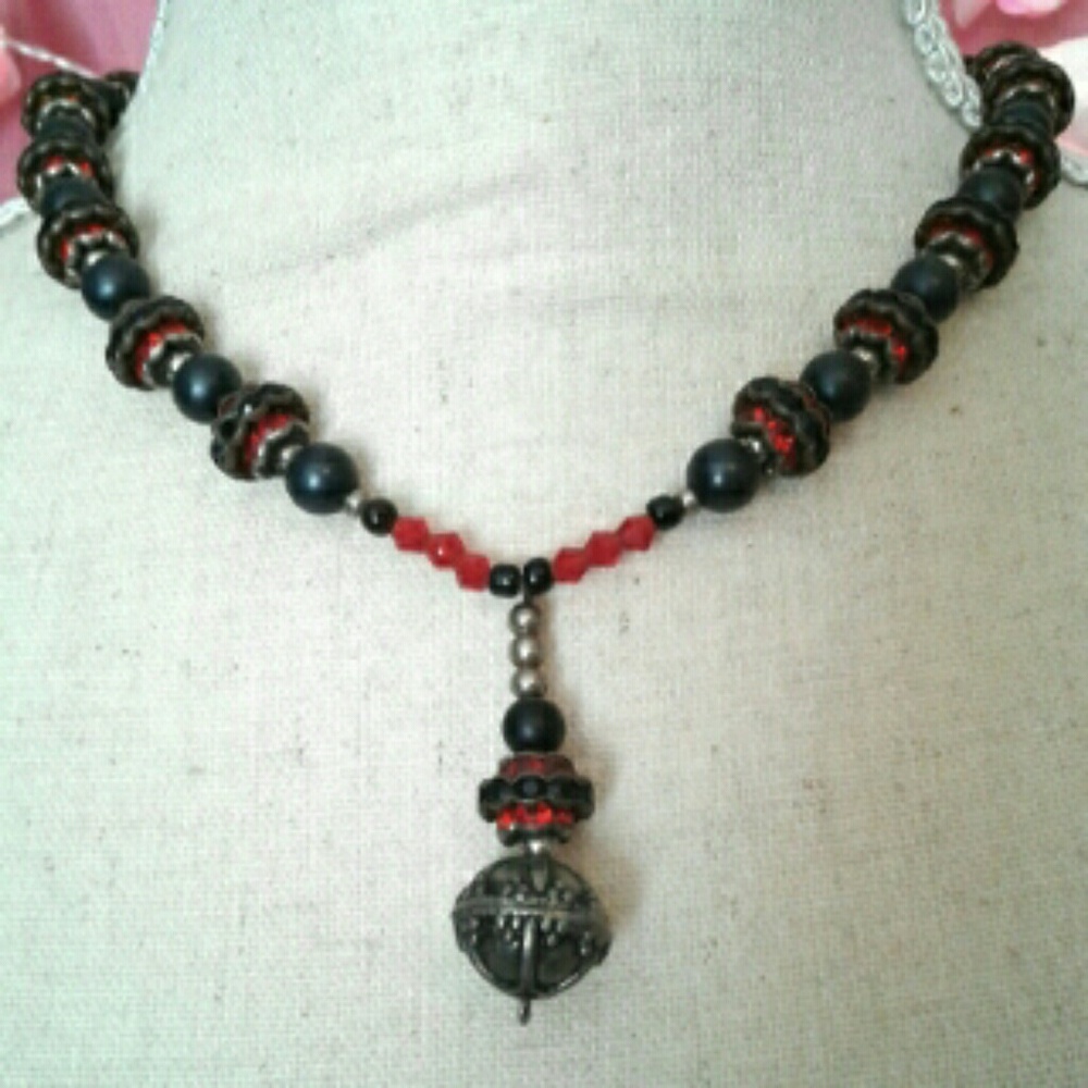 Gothic Victorian Style black/red crystal Necklace